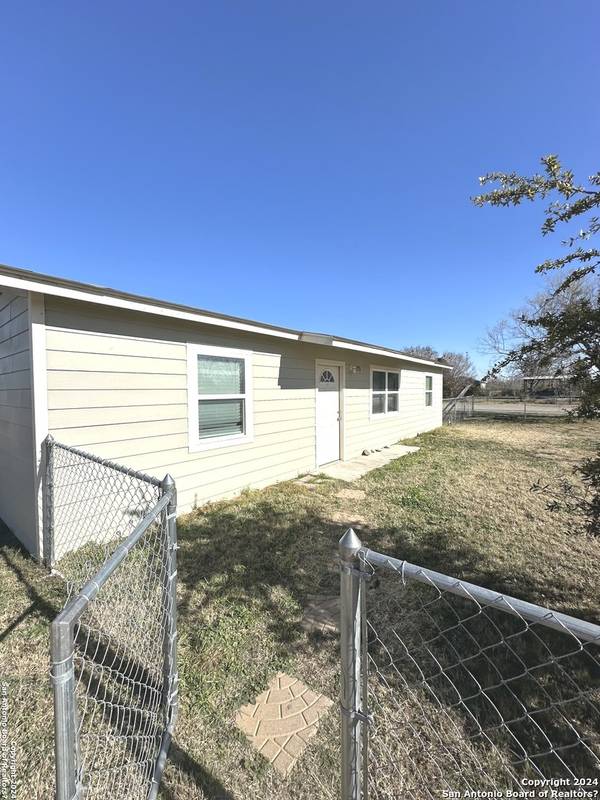 275 Hutchins ST, La Pryor, TX 78872