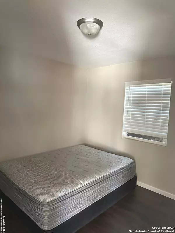 La Pryor, TX 78872,275 Hutchins ST