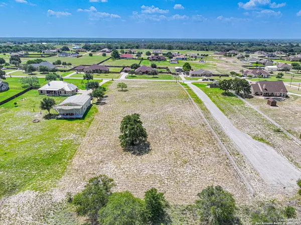Floresville, TX 78114,213 ABREGO LAKE DR