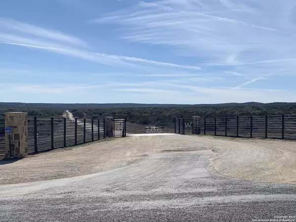 Uvalde, TX 78801,977 Private Road 2440