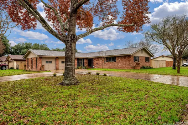 204 HILLTOP DR, Seguin, TX 78155-7122