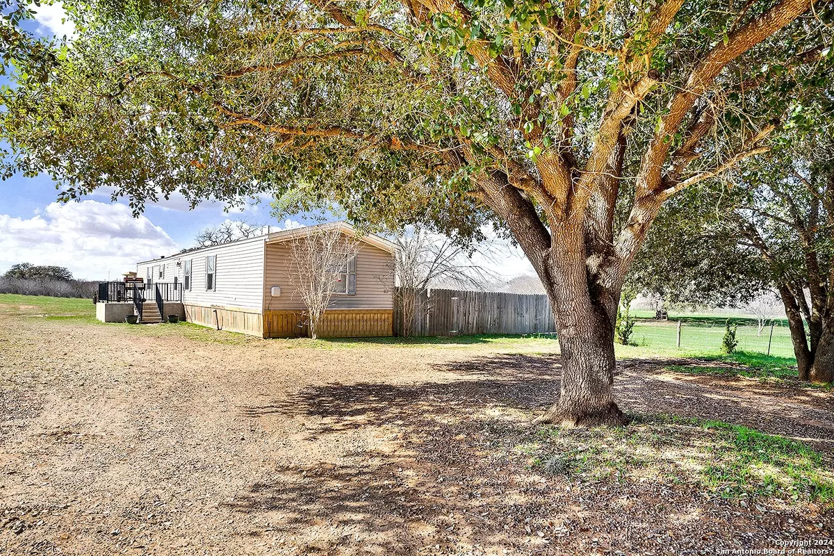 Floresville, TX 78114,553 4th St