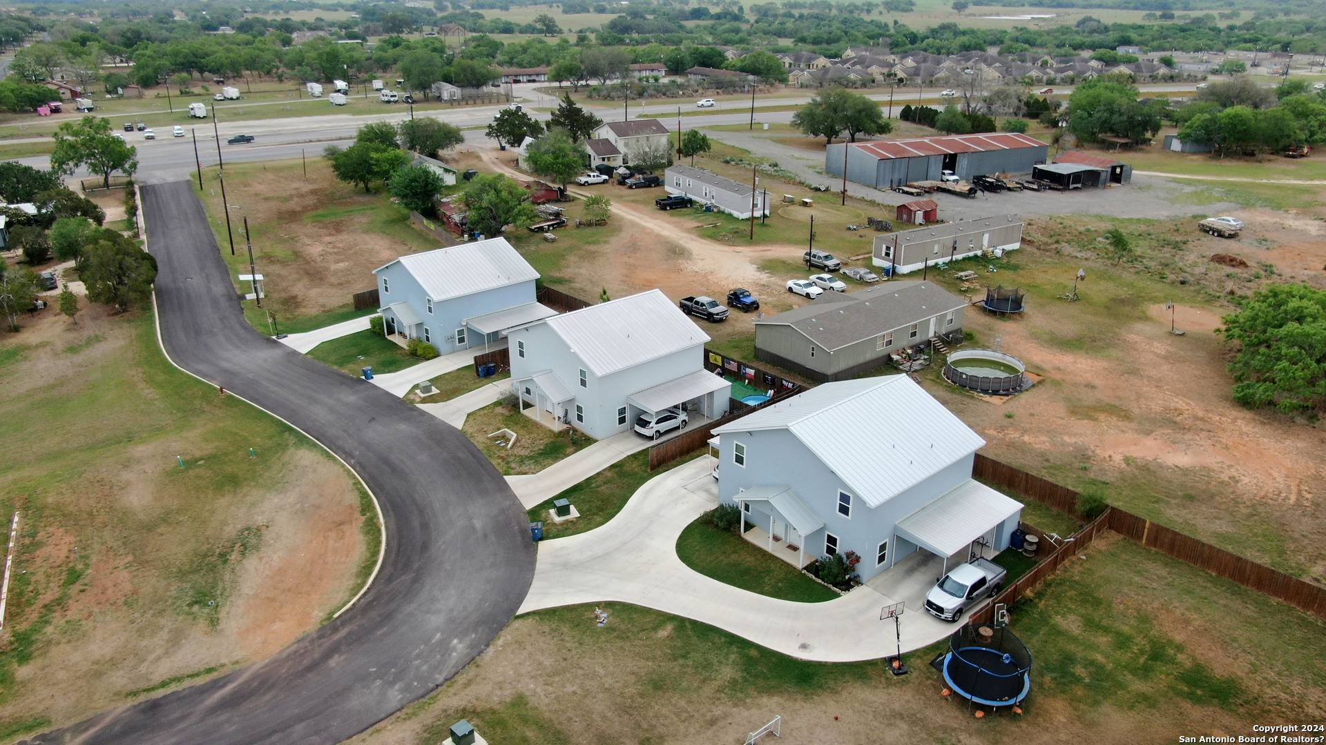 Floresville, TX 78114,201 LANTANA ST