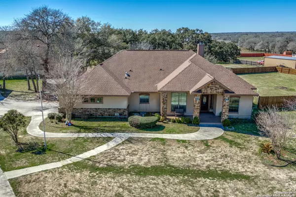 300 Rose Garden Dr, La Vernia, TX 78121-4763