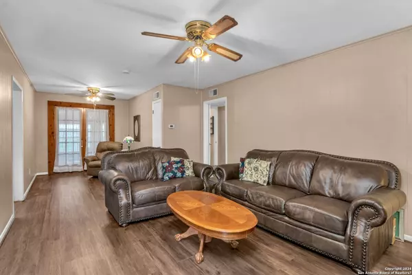 Seguin, TX 78155-4010,1406 HUMMINGBIRD LN