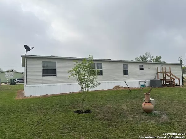 Jourdanton, TX 78026-3905,407 CHESTNUT ST