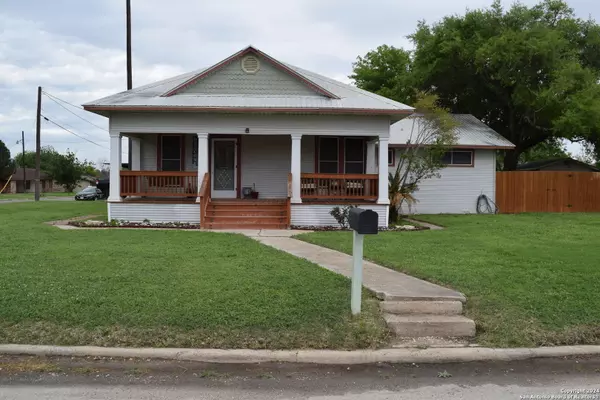 110 W South Line St, Karnes City, TX 78118