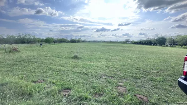 Elmendorf, TX 78112,1 COUNTY RD # 163