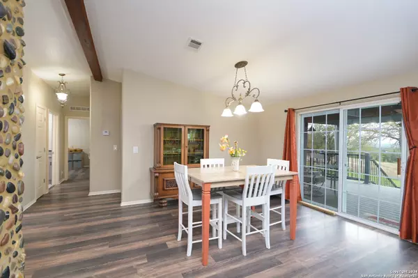 579 oak view Lakehills, TX 78063