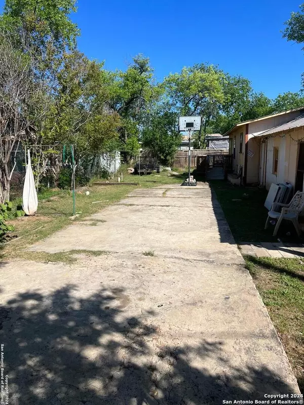 Carrizo Springs, TX 78834-2523,801 4TH ST