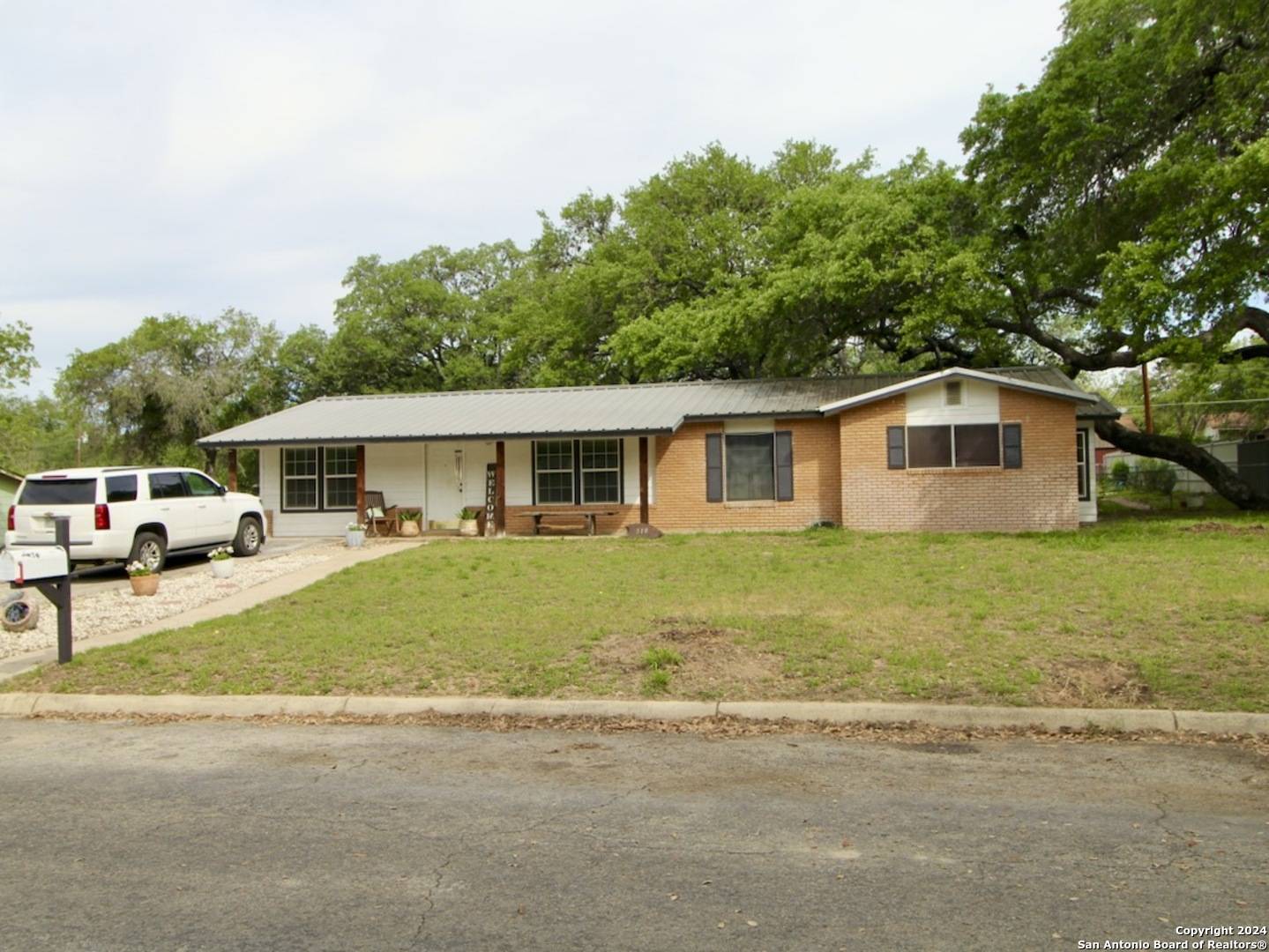 510 HICKORY HWY, Devine, TX 78016-1204