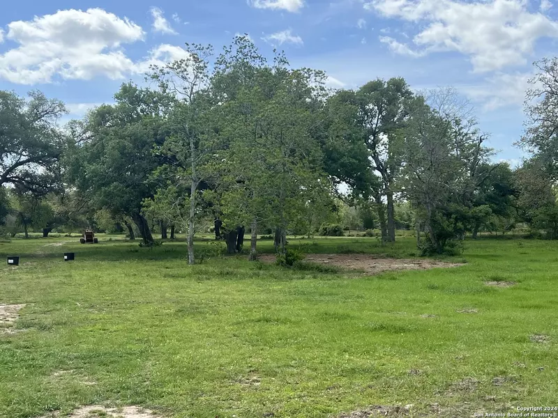 2430 County Road, Edna, TX 77957