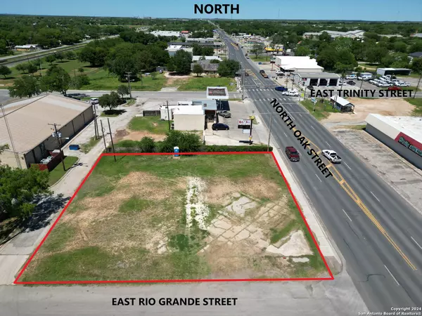 Pearsall, TX 78061,309N Oak