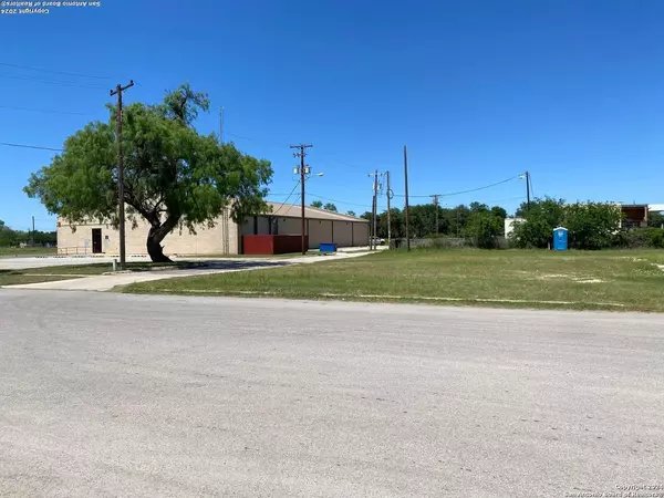 Pearsall, TX 78061,309N Oak