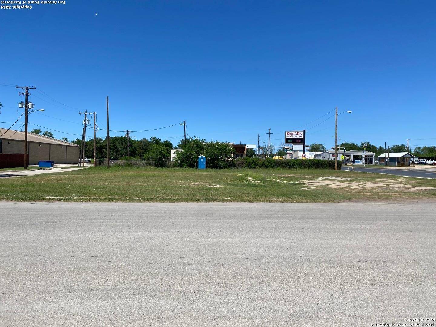 Pearsall, TX 78061,309N Oak