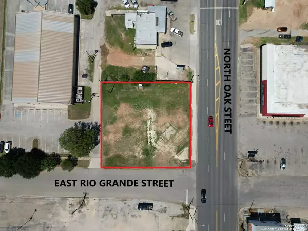 Pearsall, TX 78061,309N Oak