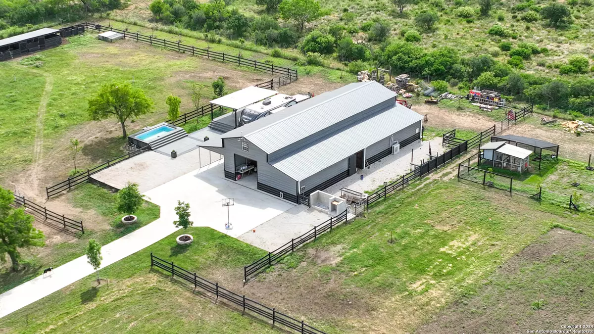 Moore, TX 78061,13083 FM 2779