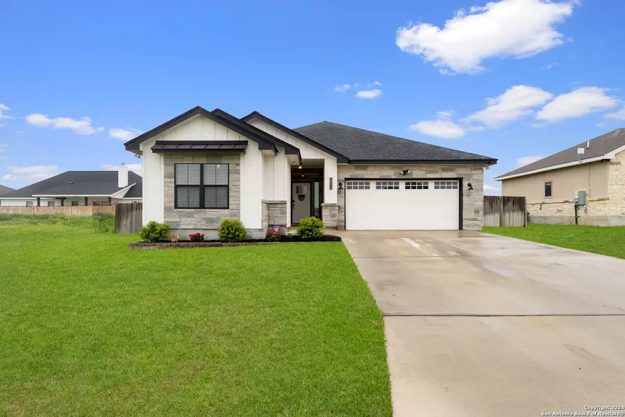 725 DICKSON ST, Poth, TX 78147