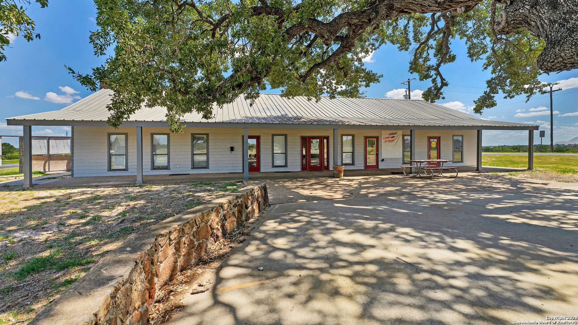 2840 BUSINESS LOOP 181 N, Floresville, TX 78114-6639