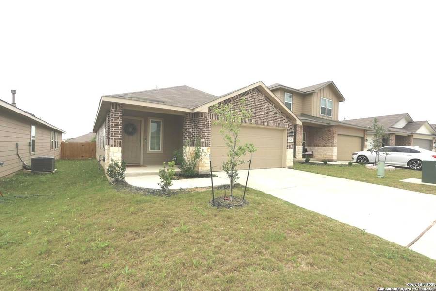 129 HOGANS ALLEY, Floresville, TX 78114