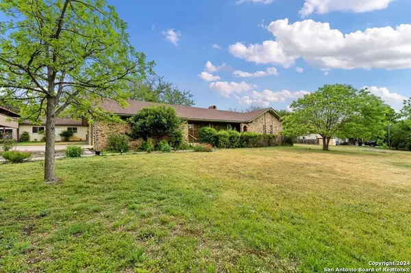 Kerrville, TX 78028,124 CEDAR DR