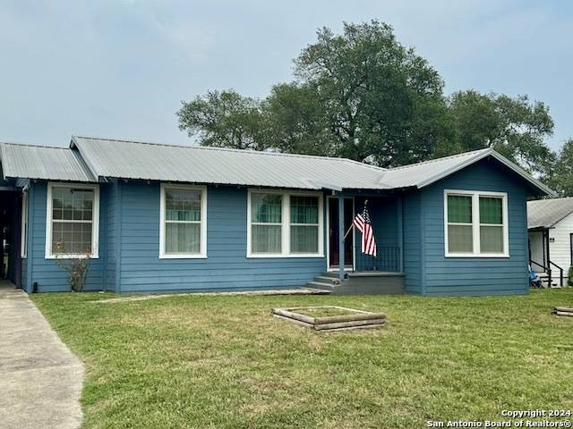 308 MOORE AVE, Devine, TX 78016-2520