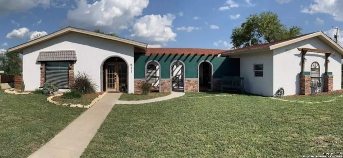 611 9TH ST, Carrizo Springs, TX 78834-4105