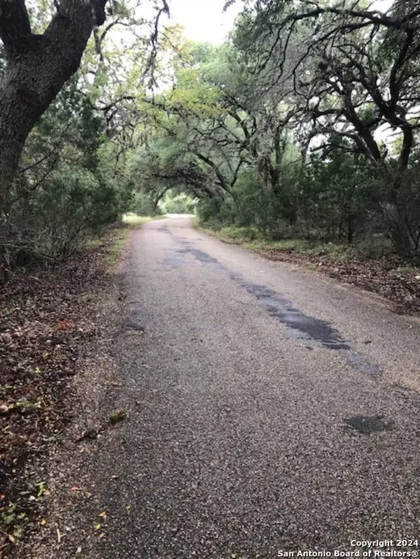 Uvalde, TX 78801-4677,0 WHITE TAIL RUN