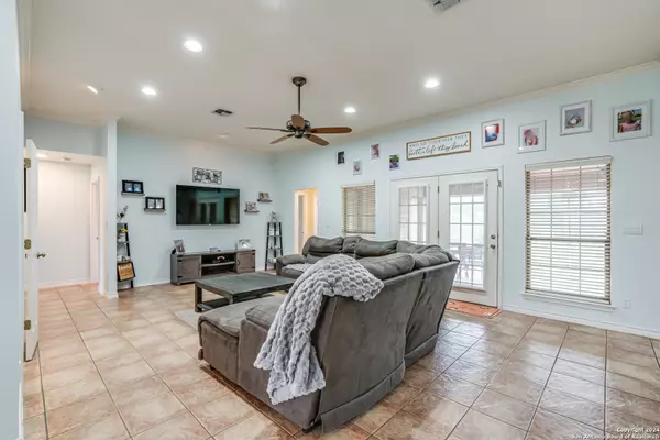 152 Country Gardens La Vernia, TX 78121