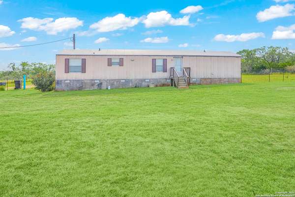 1325 County Road 773, Devine, TX 78016