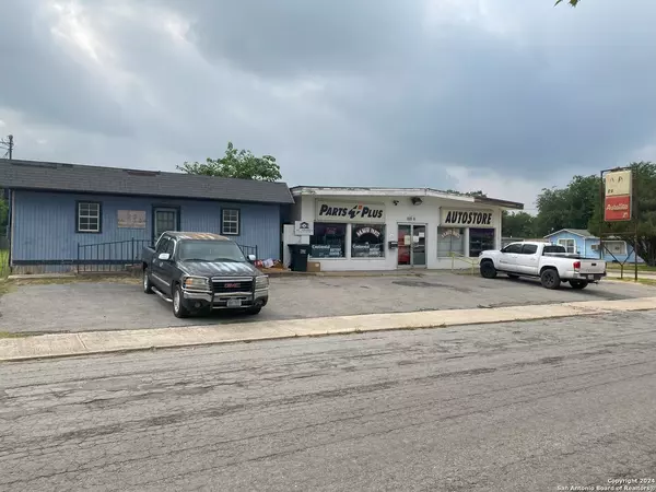 Pearsall, TX 78061,320 Mulberry