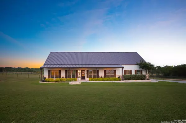 302 SCHUMANNS BEACH RD, New Braunfels, TX 78130-8424