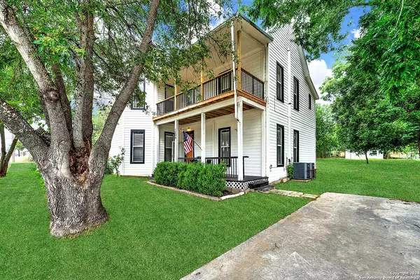 1209 C Street, Floresville, TX 78114