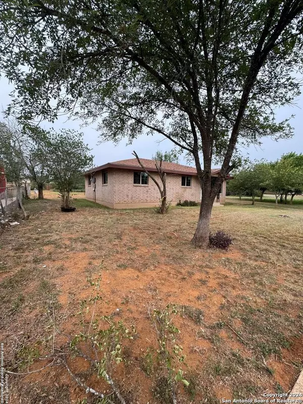 Dilley, TX 78017,305 MOFFETT