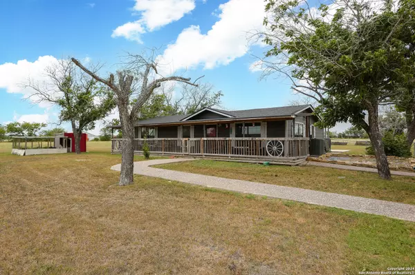 Natalia, TX 78059,355 county road 678