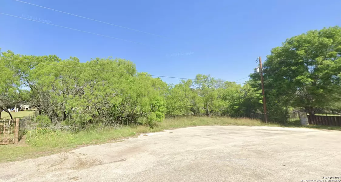275 FERN HOLLOW DR, Jourdanton, TX 78026-4801