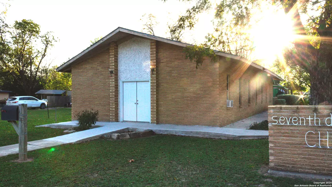 627 High, Uvalde, TX 78801