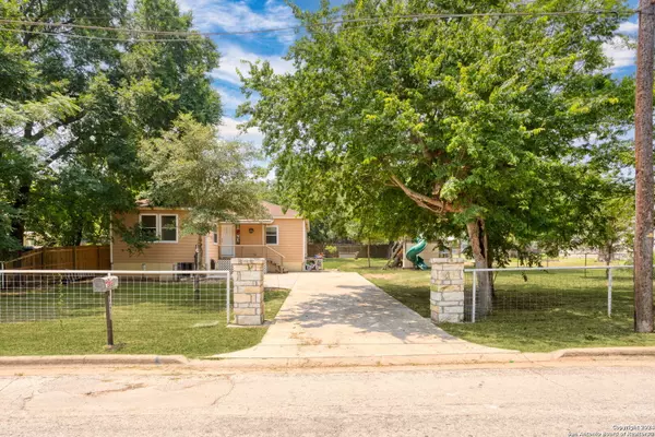 Luling, TX 78648,810 Lamar