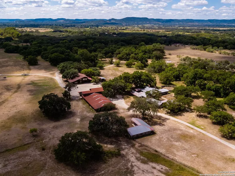 810 B&R Road, Utopia, TX 78884