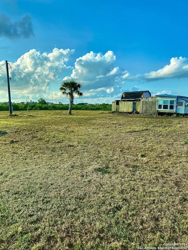 84 Carrigan Ave, Port Lavaca, TX 77979