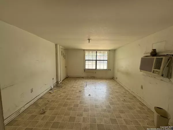 Uvalde, TX 78801-5800,544 GERALDINE ST