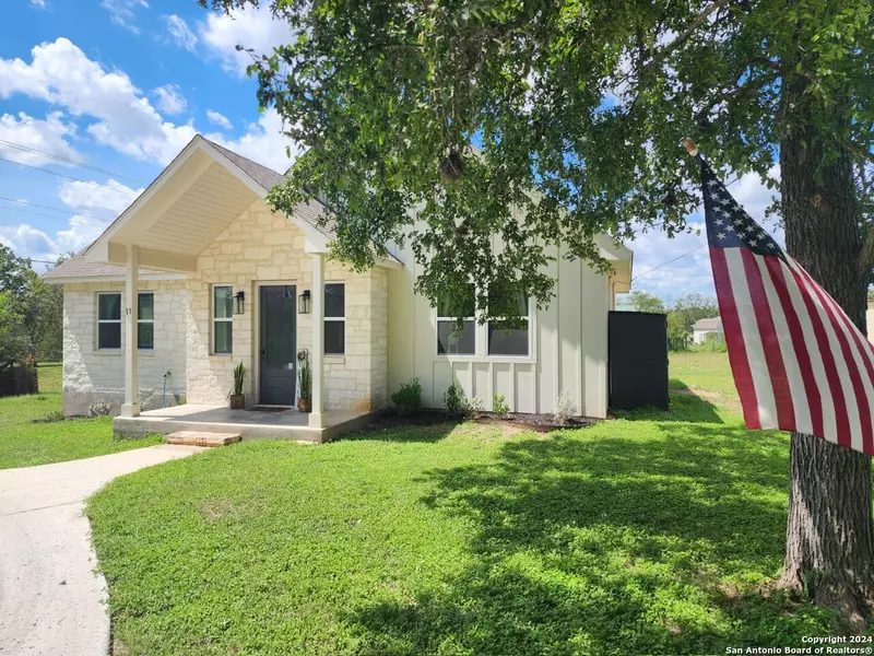 11 RIVER OAKS LN, Ingram, TX 78025