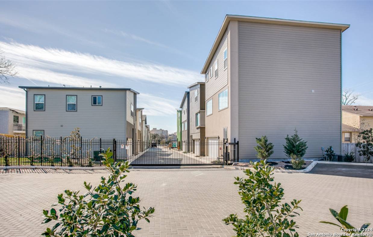 1618 LAWNDALE DR UNIT 8, San Antonio, TX 78209-2439