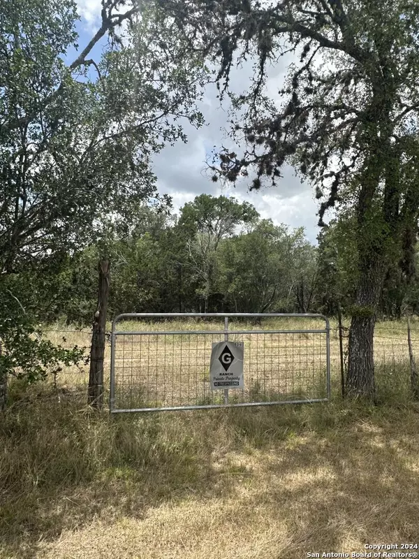 809 LOTI LN, Pipe Creek, TX 78063