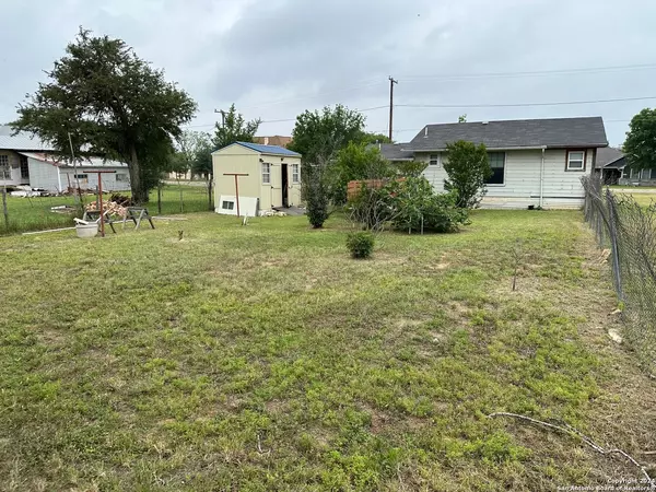 Pearsall, TX 78061,418 Ceder St