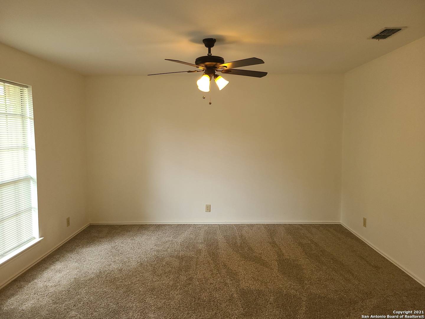 Universal City, TX 78148-5521,105 SPLITROCK LN