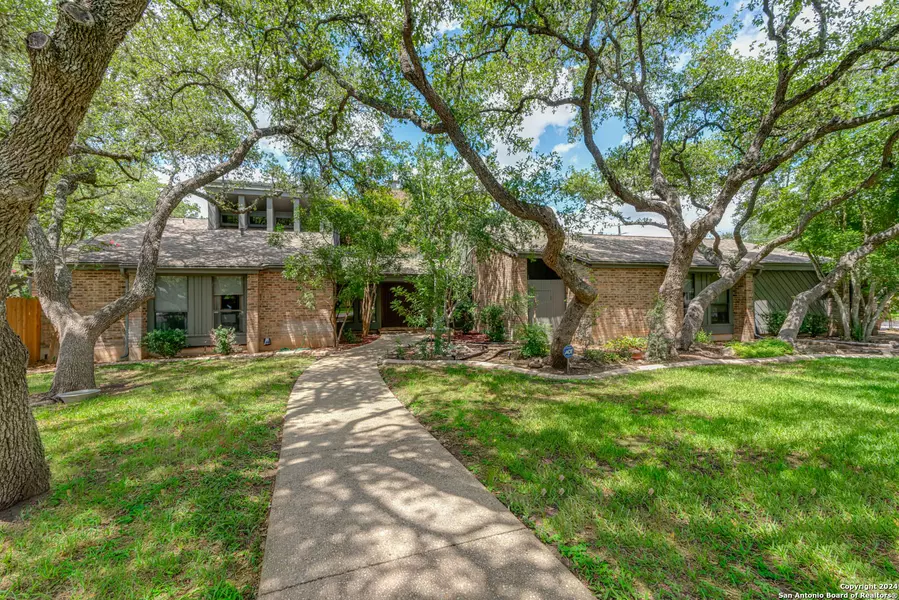 201 Garrapata Ln, Hollywood Park, TX 78232-1109