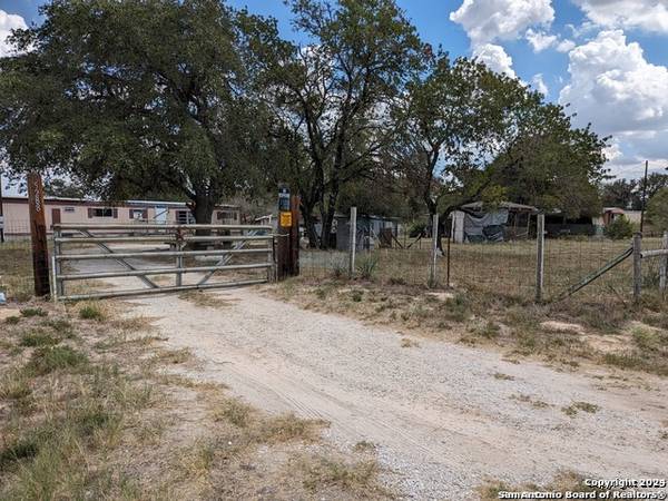 5288 Eichman Rd, Von Ormy, TX 78073-5634