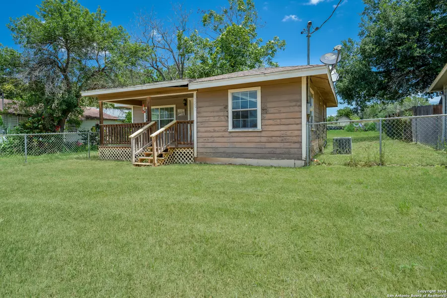 1206 7TH ST, Floresville, TX 78114-2053