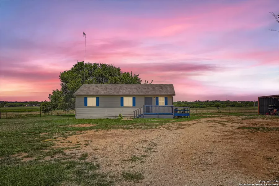 1625 Pittman Rd, St Hedwig, TX 78152